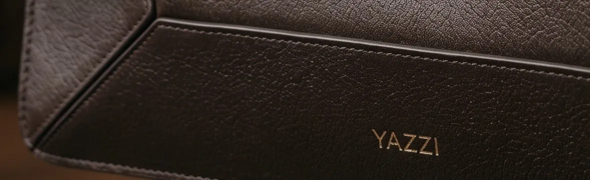 Um painel de couro com gravação YAZZI dourada